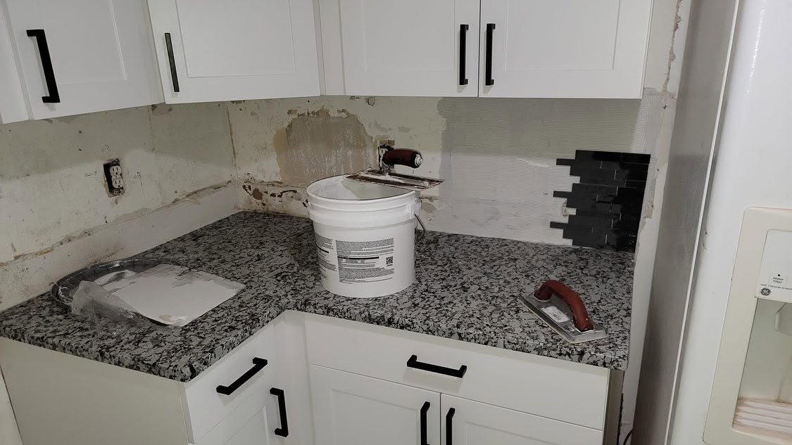 Kitchen countertop and backsplash by Multiservices Even LLC